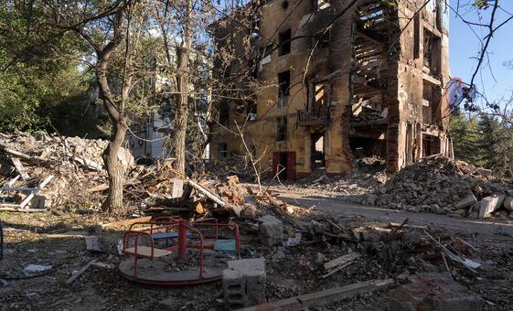 أنقاض مبنى سكني دمره القصف بجانب ملعب للأطفال في دروزكيفكا، منطقة دونيتسك، أوكرانيا.